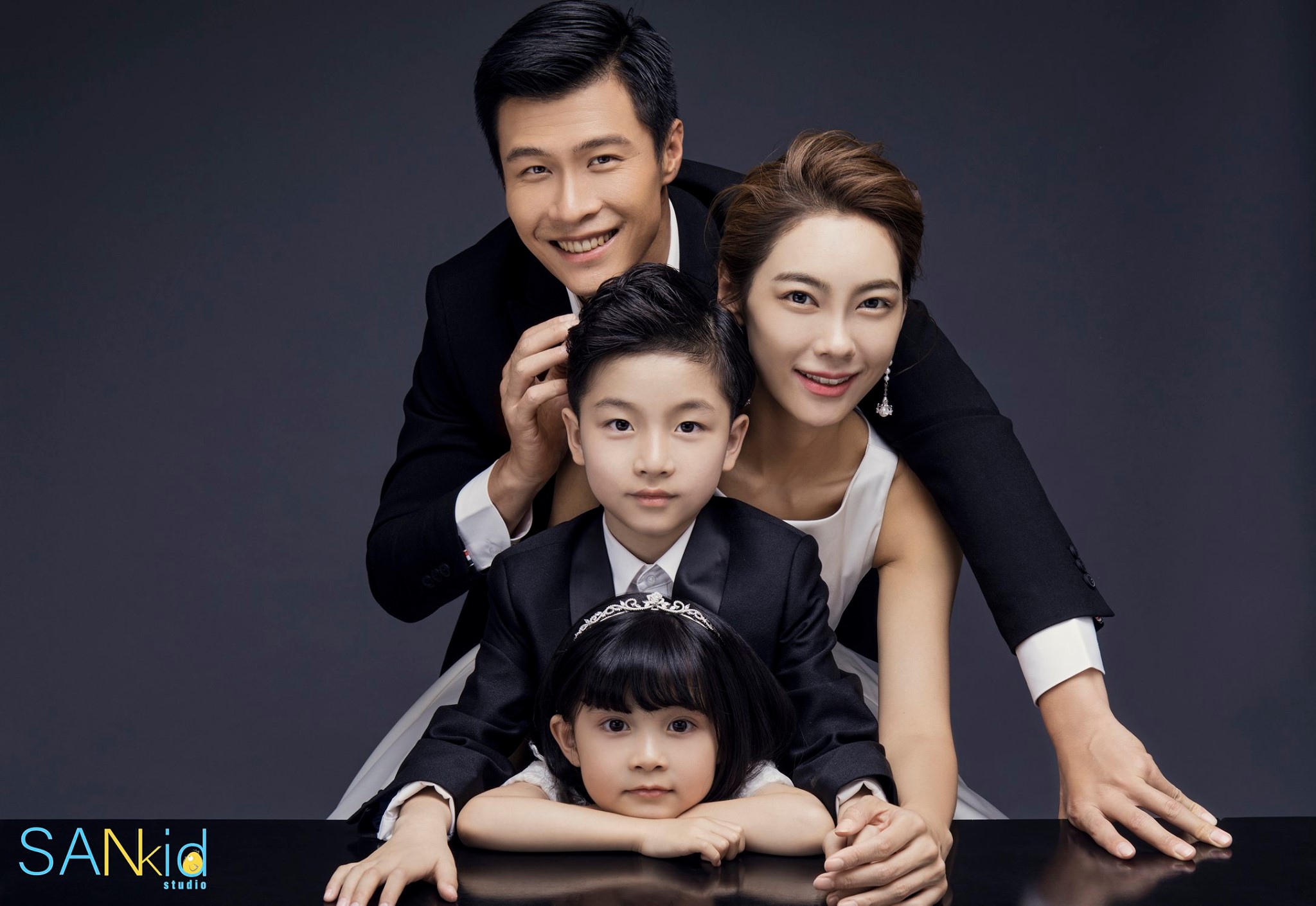 Ảnh gia đình Hàn Quốc với concept bánh mì cực Hot
