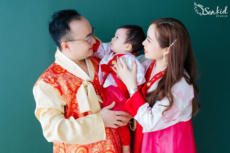 Chụp ảnh gia đình với trang phục Hàn Quốc