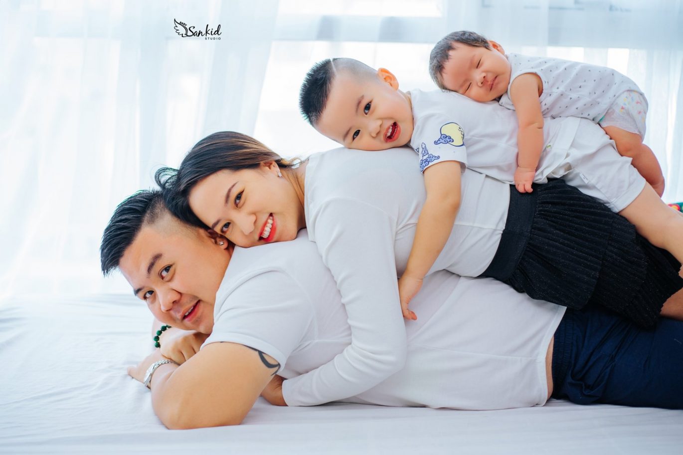 45 cách tạo dáng chụp ảnh gia đình 4 người ấn tượng nhất  HThao Studio