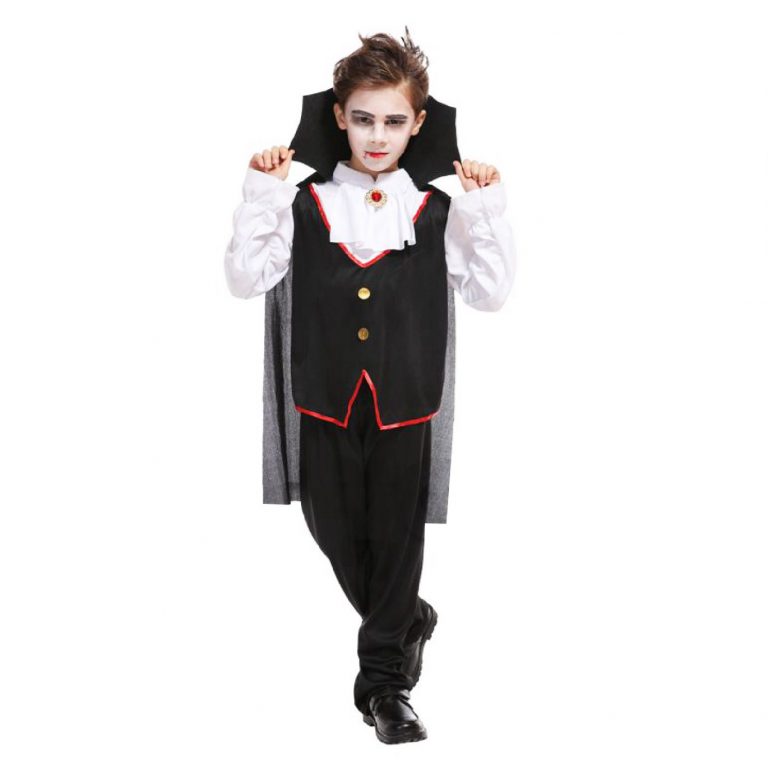 Bá tước Dracula là trang phục Halloween cho bé trai ấn tượng
