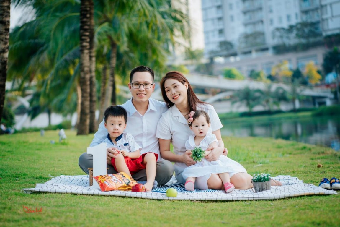 Chụp ảnh gia đình ngoài trời, picnic trên bãi cỏ