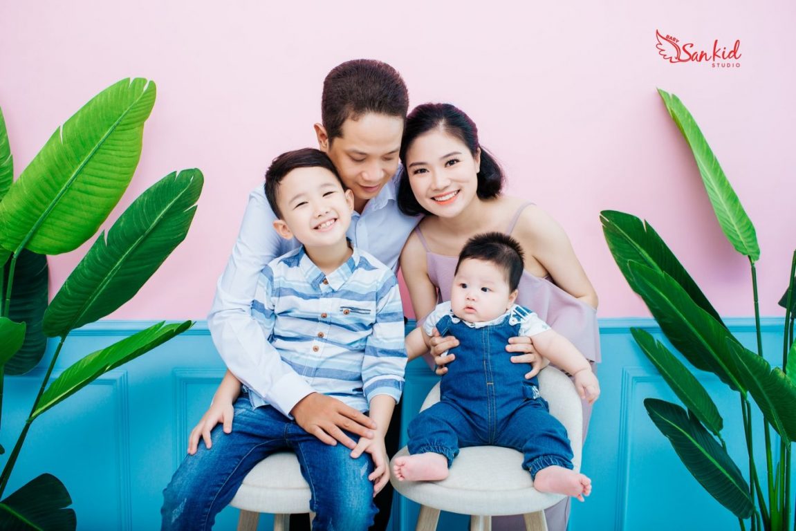 Không gian xanh tại nhà giúp bức ảnh gia đình trở nên tươi sáng