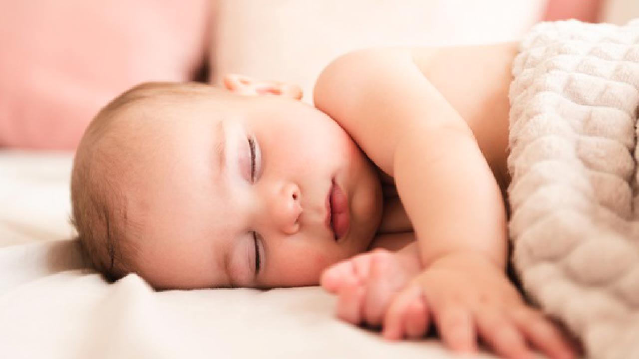 Có nên cho trẻ sơ sinh nằm nghiêng ngủ