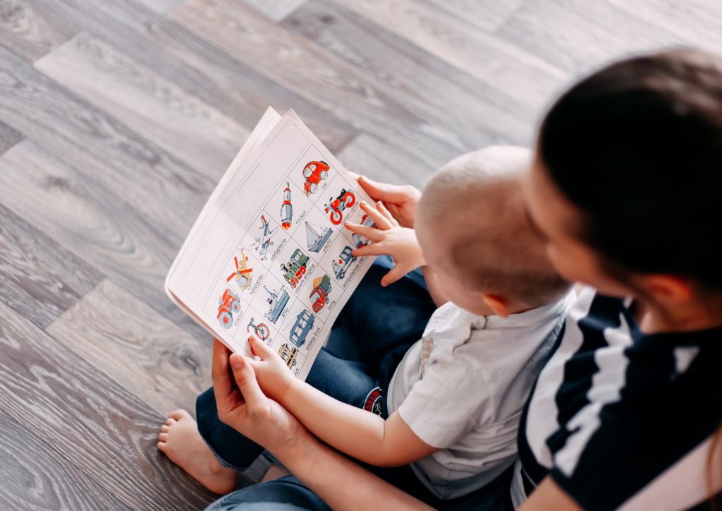 Cùng con đọc sách và xem tranh là cách nhanh nhất để tăng vốn từ cho bé 5