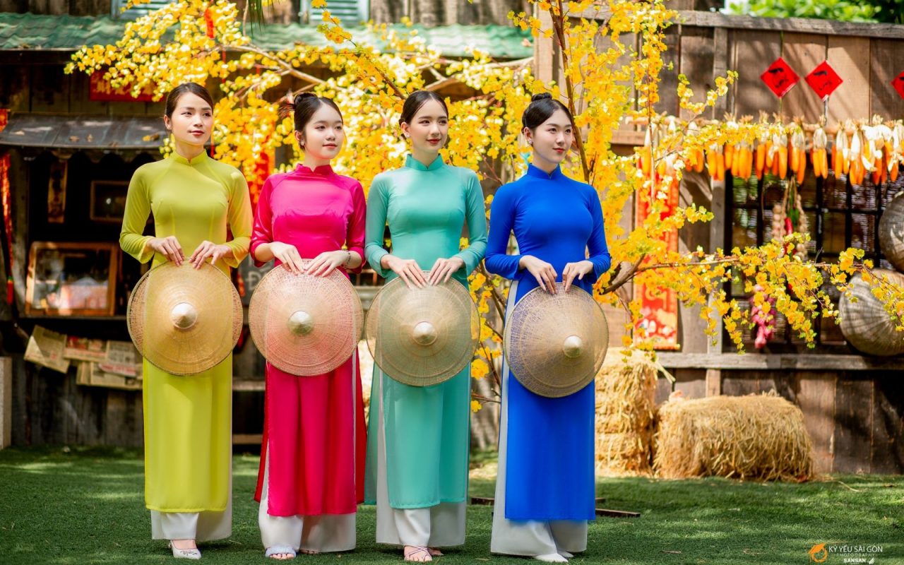 Áo dài và nón lá luôn song hành mang đặc trưng con gái Việt Nam