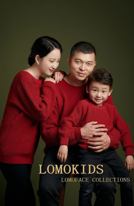 Bộ ảnh gia đình 3 người được chụp tại studio mang đến cảm giác ấm áp, sinh động