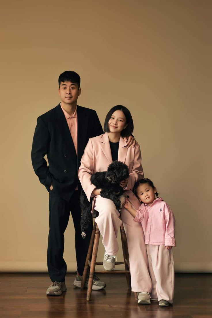 Chụp ảnh gia đình 3 người với thú cưng