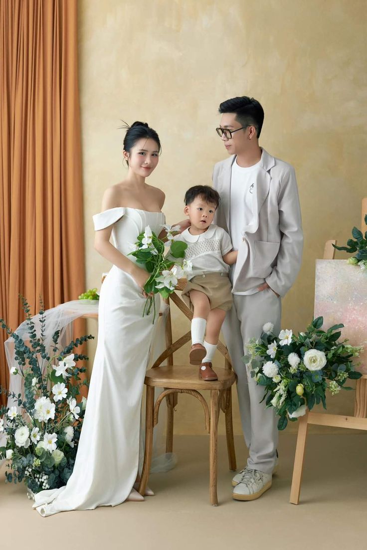 Bộ ảnh gia đình 3 người concept đám cưới