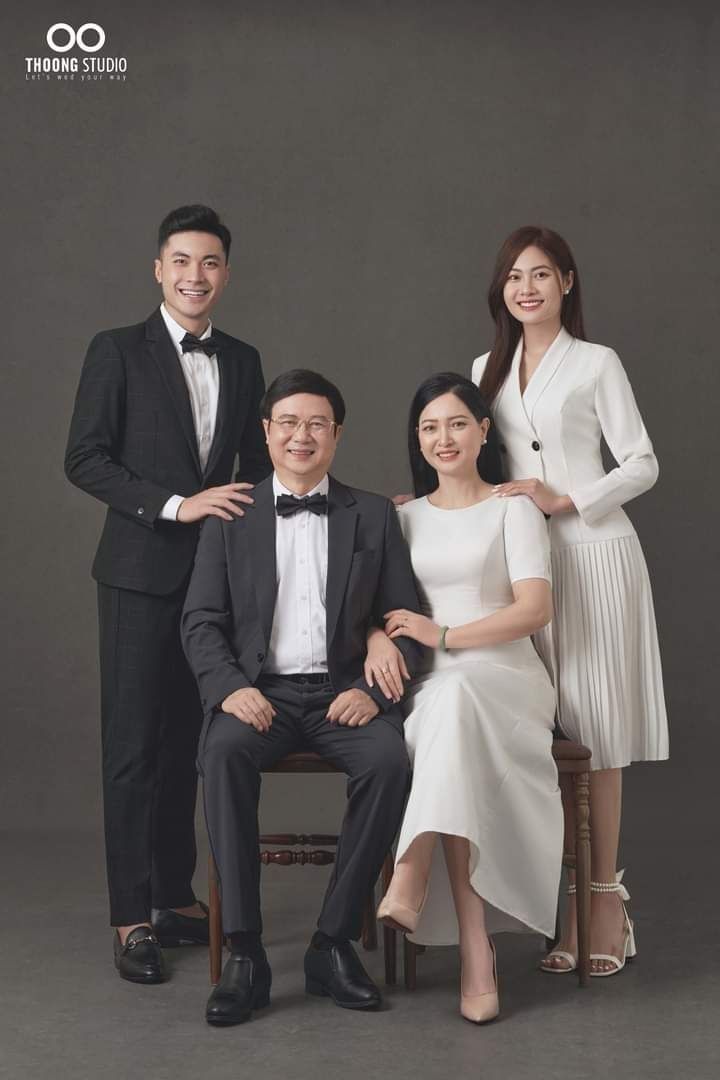Hãy sử dụng những trang phục có gam màu trắng đen để tạo nên tổng thể hài hòa và đẳng cấp cho bức ảnh gia đình bạn