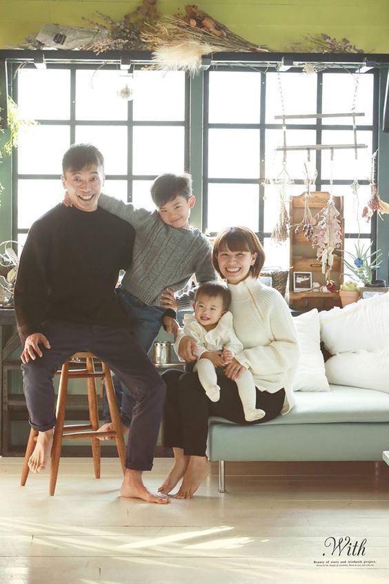 Bức hình gia đình 4 người theo phong cách vintage đem lại cho người xem năng lượng thoải mái bởi những nụ cười rạng rỡ của họ