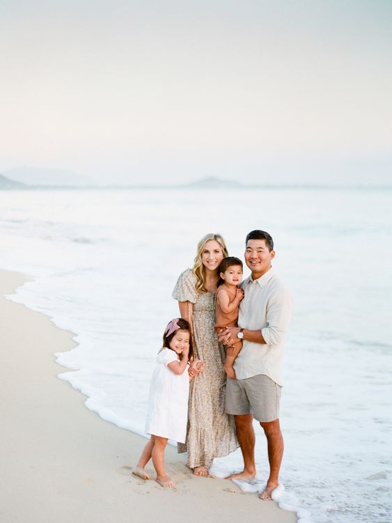 Tạo dáng chụp ảnh gia đình khi đi biển