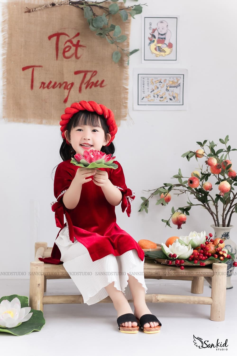 Hình ảnh bé gái dễ thương vui Trung Thu