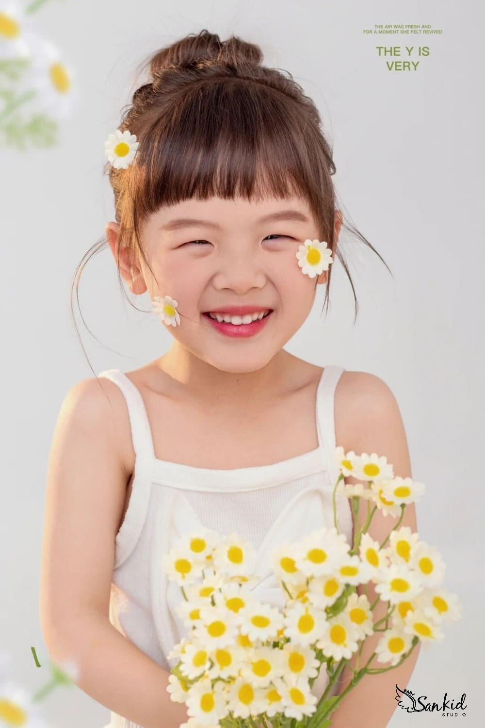 Ảnh bé gái cute bên hoa