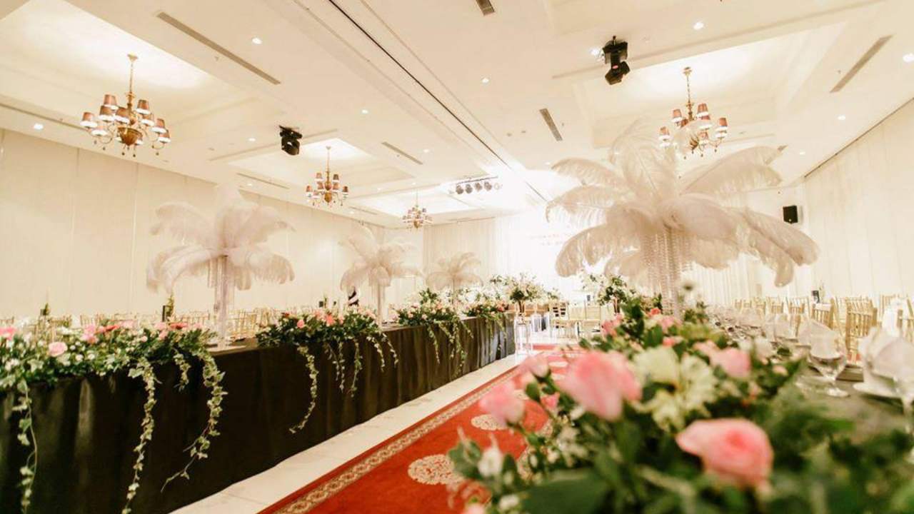 Sảnh tổ chức tiệc trang trí hoa tại Claris Palace
