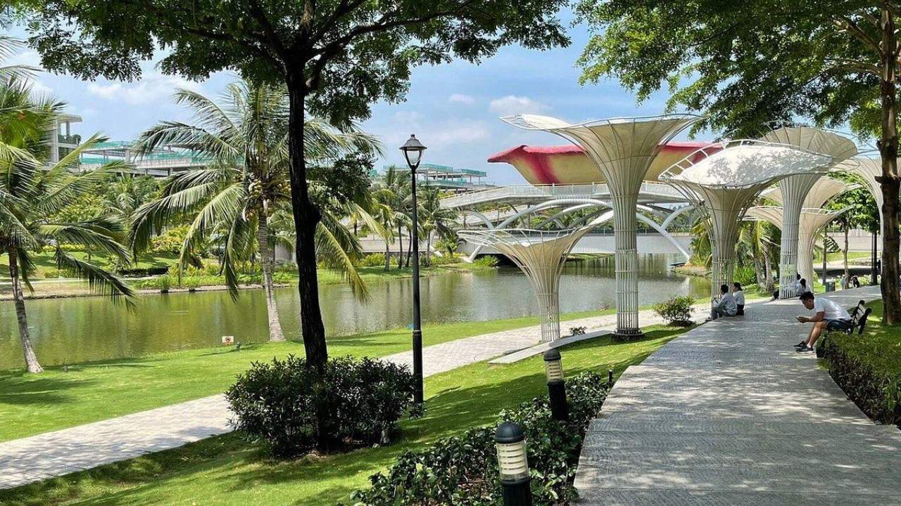 Công viên Sala với hồ nước, lối đi bộ và nhiều cây xanh