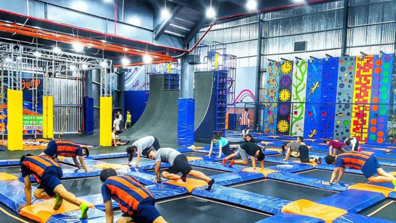 Trẻ và người lớn vận động trên bạt nhún tại Jump Arena Him Lam Quận 7