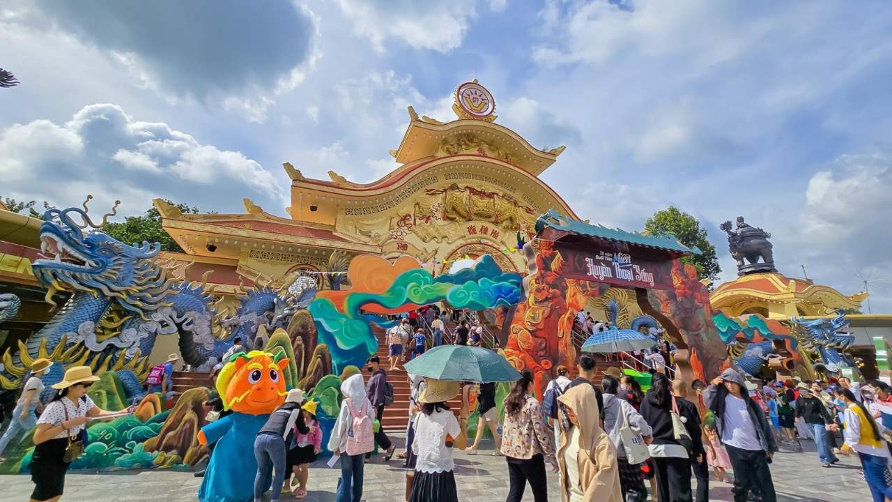 Du khách tham quan khu vui chơi tại Khu Du lịch Văn hóa Suối Tiên