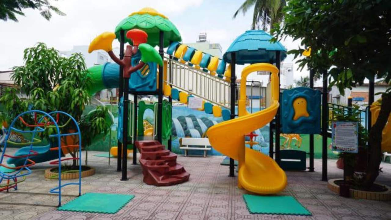 Khu vui chơi thiếu nhi Khánh Hội với cầu trượt và trò chơi ngoài trời