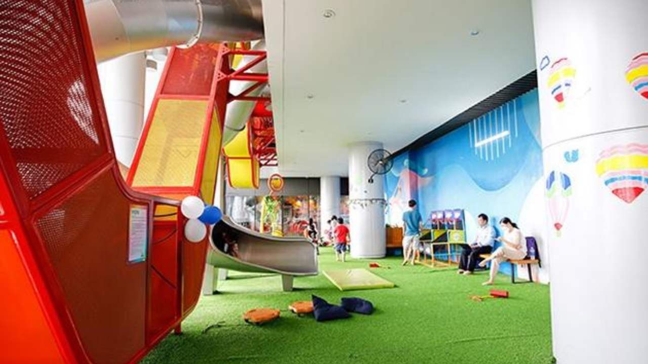 Khu vui chơi Kids Camp Plus tại Estella Place với cầu trượt và khu vận động