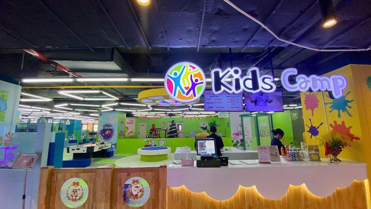 Trẻ vui chơi trong nhà banh tại tiNiWorld Nguyễn Thị Thập