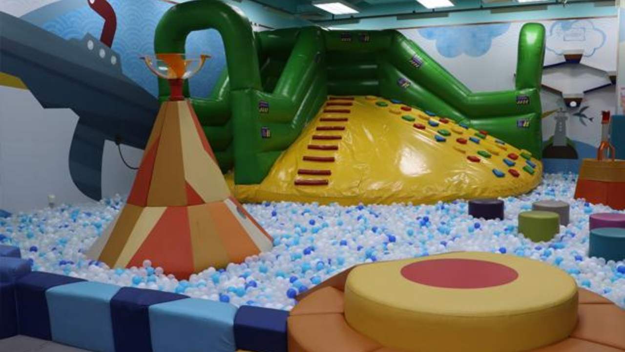 Hồ bóng và khu leo trèo phao mềm tại Kidzooona LOTTE Mart Quận 7