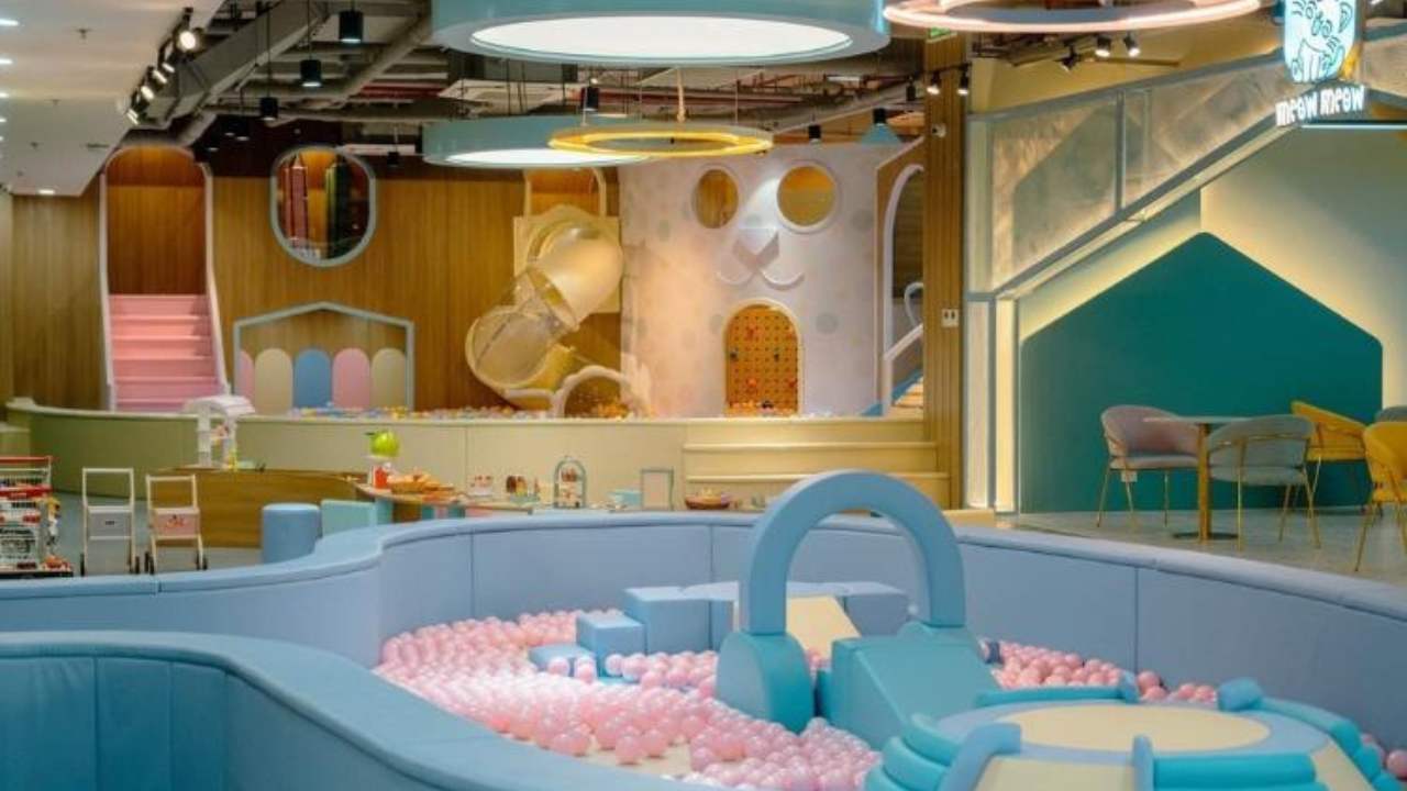 Nhà banh và cầu trượt tại Meow Meow Kidsplay Cafe Quận 4