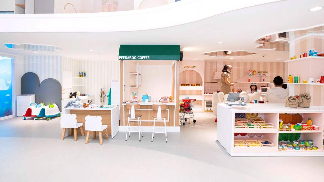 Khu vui chơi nhập vai tại Peekaboo Premium Kids Cafe với quầy cafe và gian bếp
