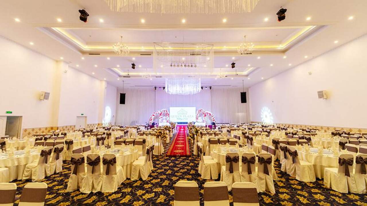 Sảnh tổ chức tiệc thôi nôi rộng rãi tại Queen Plaza