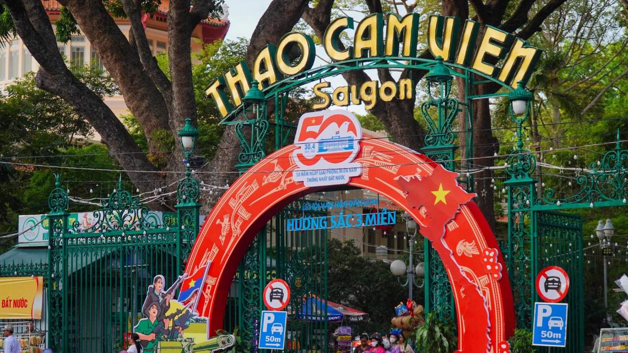 Cổng vào Thảo Cầm Viên Sài Gòn với nhiều cây xanh xung quanh