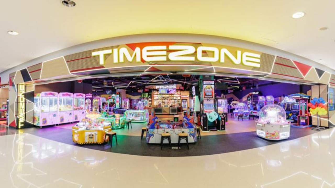 Khu trò chơi điện tử Timezone Crescent Mall với nhiều máy game và máy gắp thú
