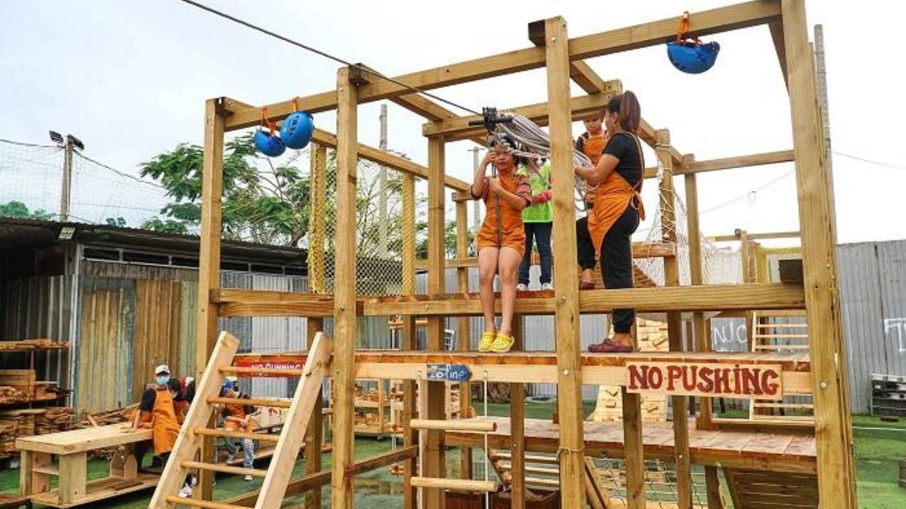 Trẻ vượt chướng ngại vật bằng gỗ tại Tinker Adventure in the Park Quận 7