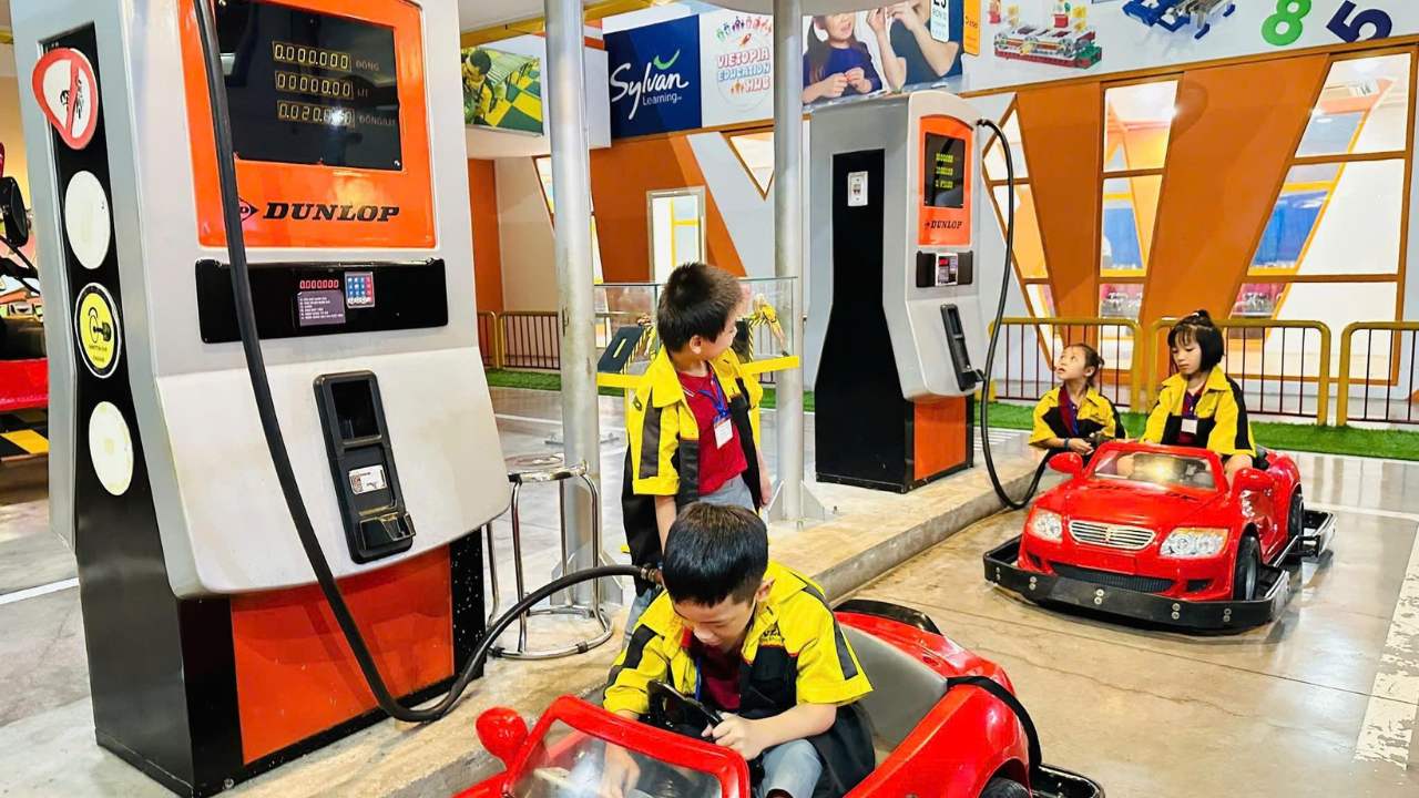 Trẻ trải nghiệm nghề nghiệp tại mô hình trạm xăng trong thành phố Vietopia