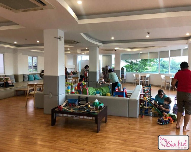 Bama Kids Cafe thường có các khu vực chơi như nhà bóng, khu vực lắp ghép, khu chơi sáng tạo, và nhiều trò chơi khác