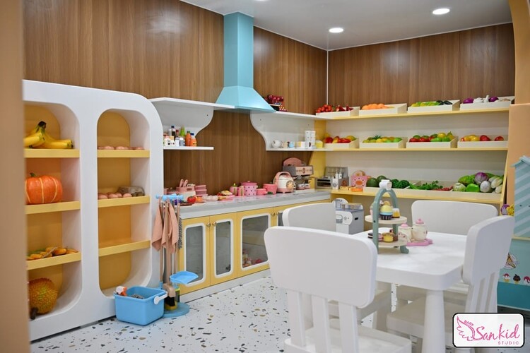 Khu vực vui chơi nhà bếp cho bé tại Meow Meow Kidsplay Cafe với thiết kế ngộ nghĩnh, màu sắc tươi sáng.