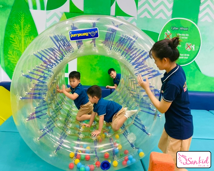 Đặc biệt, Kidzooona còn có những khu vực dành riêng cho các hoạt động vận động như nhà phao, nhà bóng, giúp bé rèn luyện thể chất một cách hiệu quả