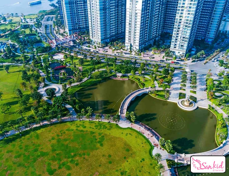 Công viên Vinhomes Central Park, nổi bật với không gian xanh mát, khu vui chơi trẻ em và đài phun nước, là điểm đến lý tưởng cho gia đình tại TP.HCM