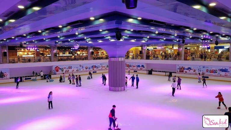 Sân trượt băng Vincom Ice Rink Landmark 81 - Không gian băng tự nhiên hiện đại và an toàn cho cả gia đình