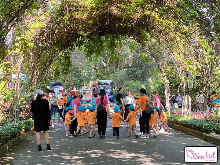 Tại Thảo Cầm Viên, các bé không chỉ được tham gia nhiều hoạt động thú vị mà còn là cơ hội để học hỏi thêm về thiên nhiên, môi trường sống của các loài động thực vật