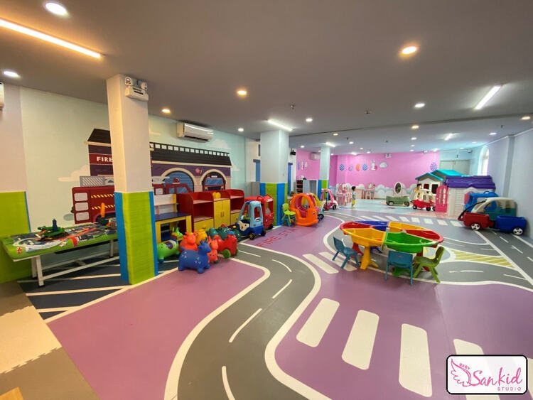 Donna Kidsplay Cafe với các hoạt động đa dạng như nhà banh, sasuke, và tường leo núi, cùng khu vực cafe đẹp mắt, là điểm đến lý tưởng cho gia đình