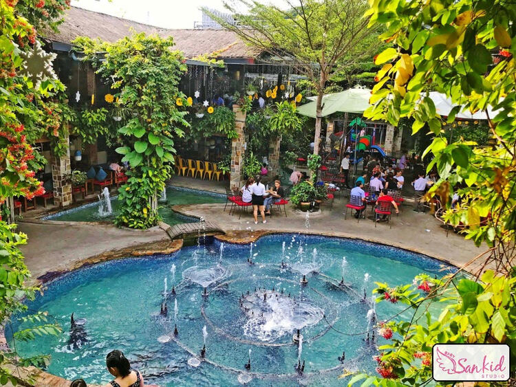 Family Gardens Cafe với không gian sân vườn thoáng mát và khu vui chơi an toàn cho các bé