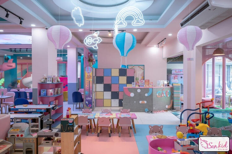 Cáo Premium Kidsplay Cafe với không gian rộng rãi, đầy sắc màu và khu vui chơi đa dạng cho trẻ từ 6–10 tuổi, cùng các workshop hàng tuần