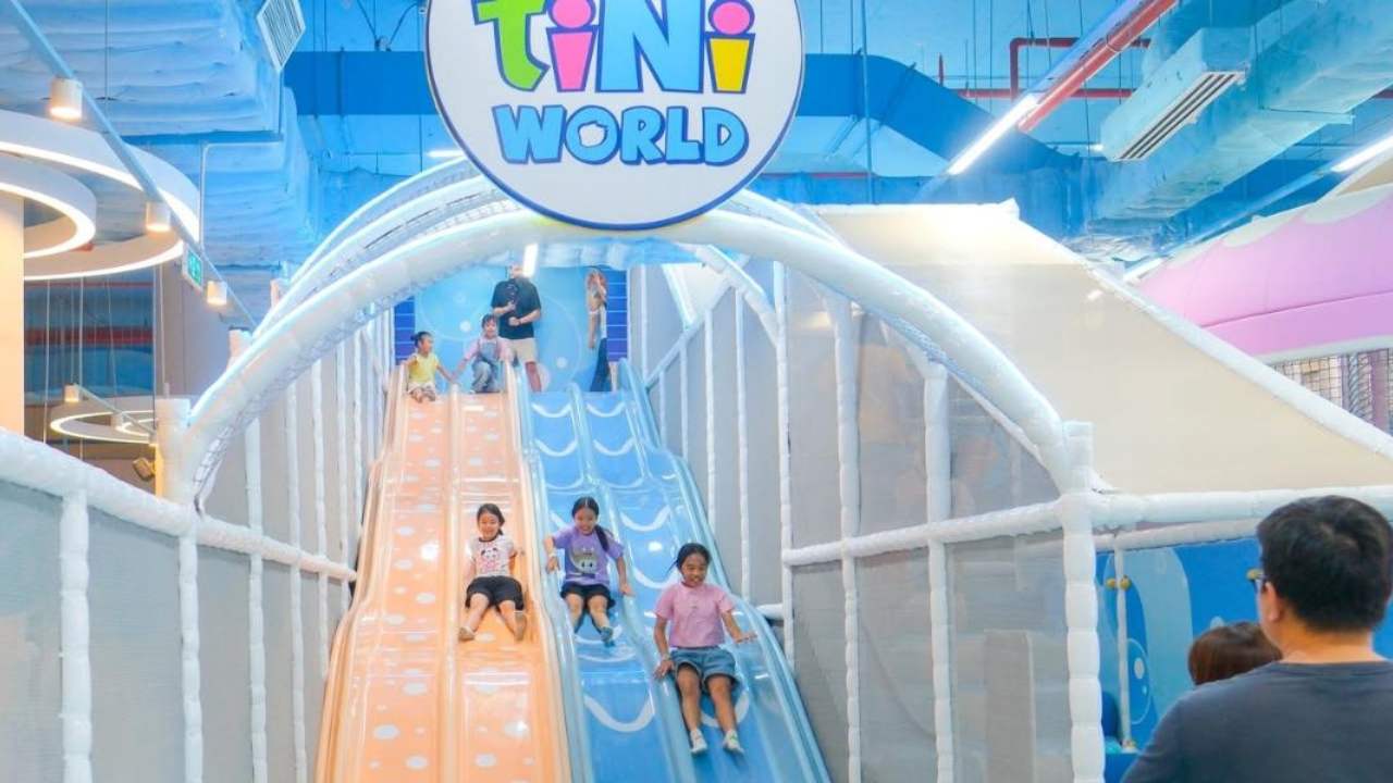 Trẻ vui chơi trên hệ thống cầu trượt trong nhà tại tiNiWorld Crescent Mall