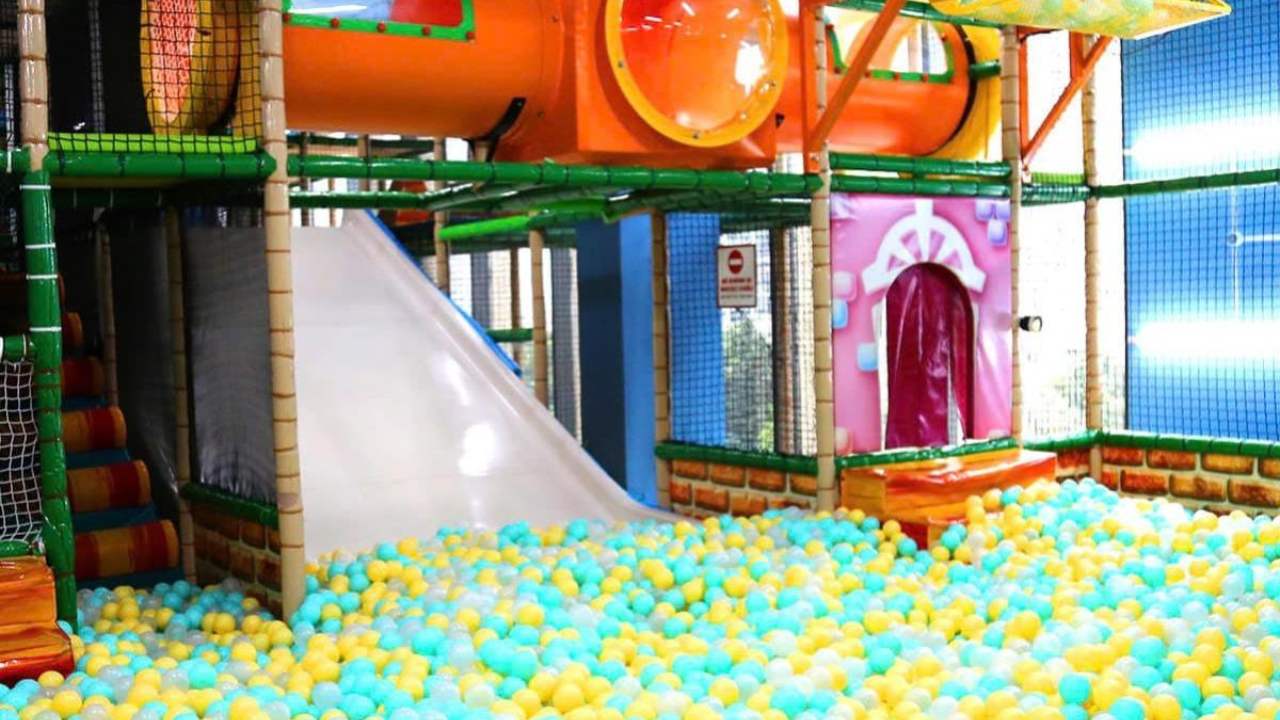 Nhà banh và cầu trượt tại khu vui chơi tiNiWorld Estella Place
